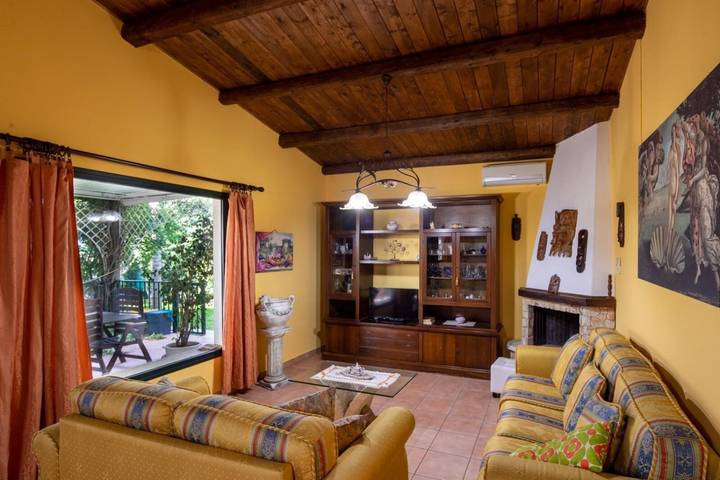 Casa vacanza per 6 persone, con giardino, adatto a famiglie con bambini a Scicli