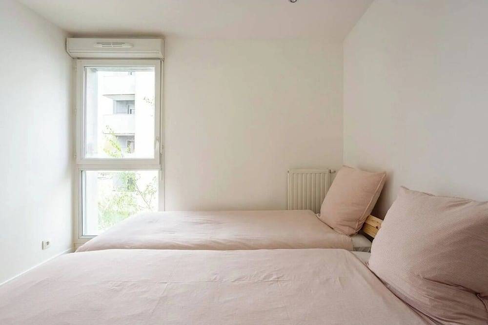 Appartement entier, Grand appartement 2 places de parking proche paris- climatisé in Aubervilliers, Seine-Saint-Denis