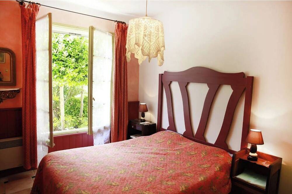 Entire apartment, Charming cottage in Réattu with terrace and park view - sleeps in Fourques, Nimes region