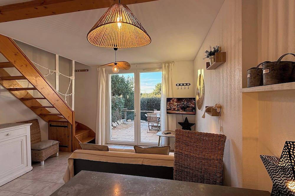 Maison avec terrasse vue sur la forêt, idéale pour loisirs et piscine chauffée in Calvisson, Côte méditerranéenne (France)