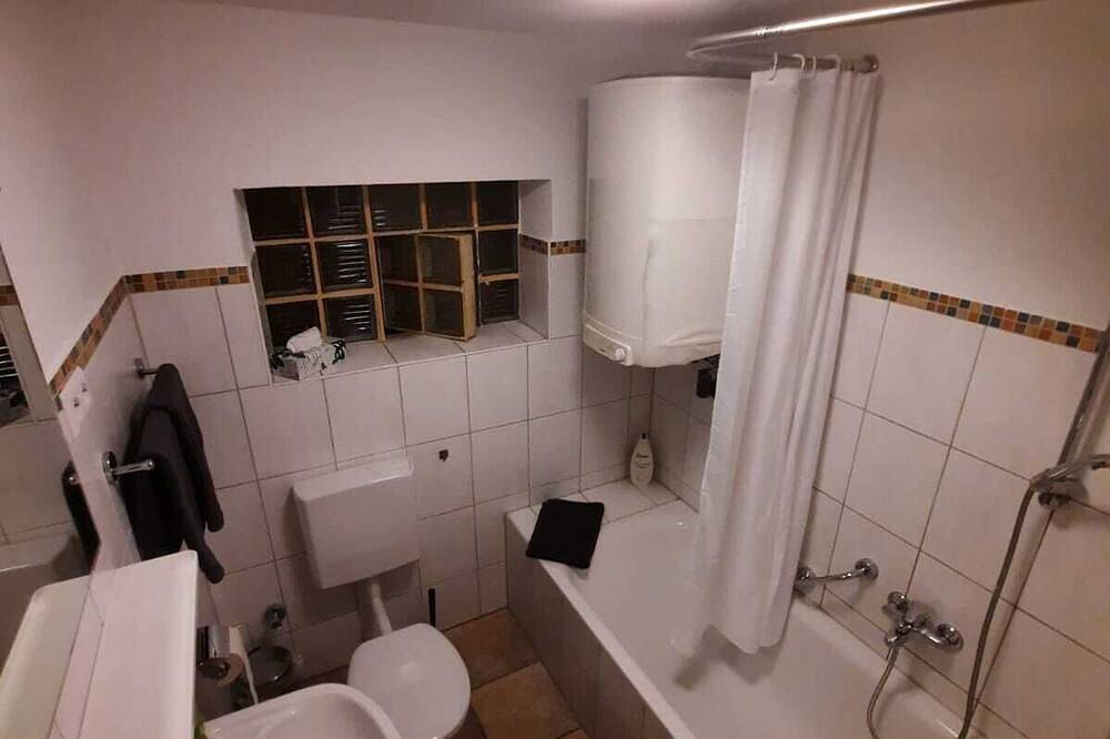 Ganze Wohnung, Neu renovierte Ferienwohnung (75 qm) für bis zu 7 Personen mit kostenfreiem Wlan  in Legoland Deutschland, Günzburg