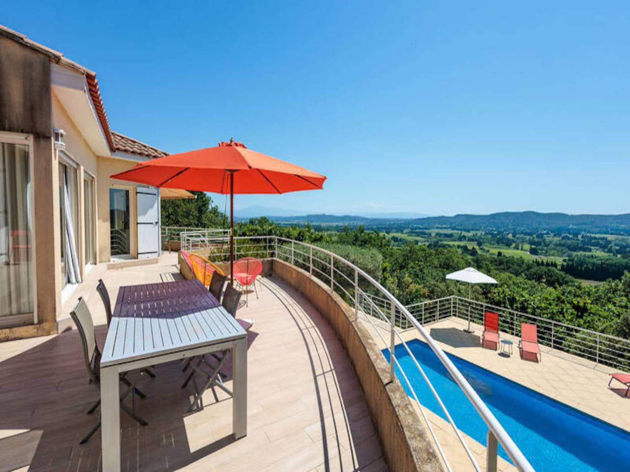 Entire apartment, Villa in Rochefort-du-Gard with Pool Views in Rochefort-du-Gard, Nimes region