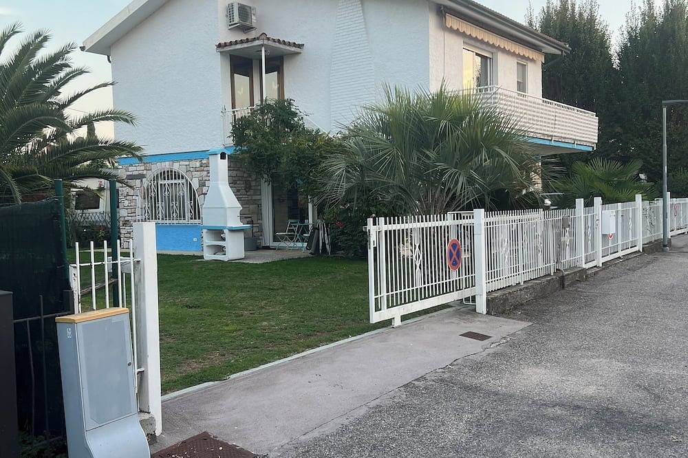 Fewo am Gardasee in einem freistehenden Haus, Gartenprivatnutzung, 80m zum See. in San Benedetto (Peschiera del Garda), Peschiera del Garda