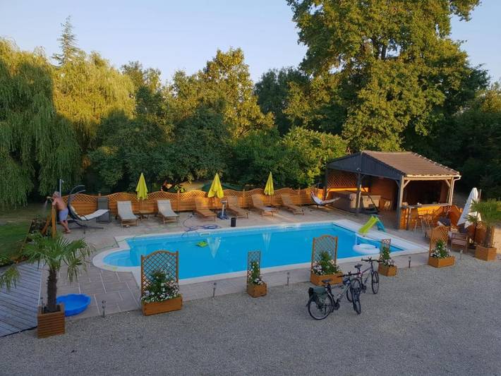 Cottage pour 5 personnes, avec jardin et jacuzzi ainsi que terrasse et piscine à Château-Garnier