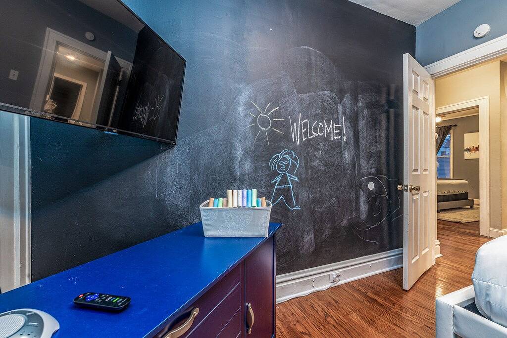 Ganze Wohnung, Familienfreundlich, sicher und künstlerisch in der Nähe von Botanical Gardens w / Patio & Parkplatz in St. Louis, Missouri