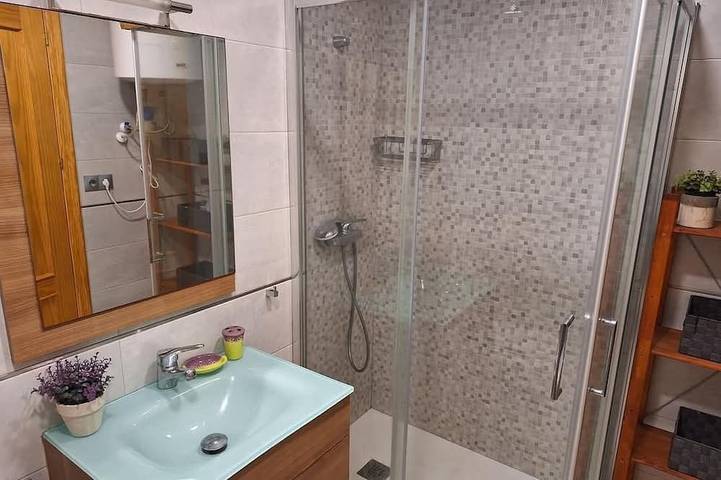 Ganze Wohnung, Playamar Retamar, is in first line of beach, urbanization with swimming pool. in Retamar, Almería