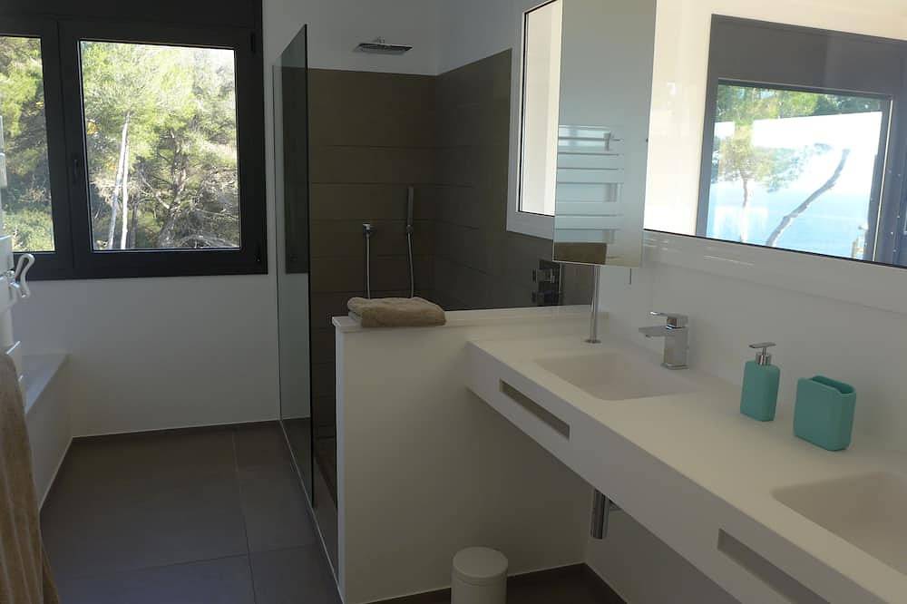 Tamariu, Neue Villa, 5 Schlafzimmer, Pool mit herrlichem Meerblick in Platja d'Aigua Xelida (Palafrugell), Tamariu