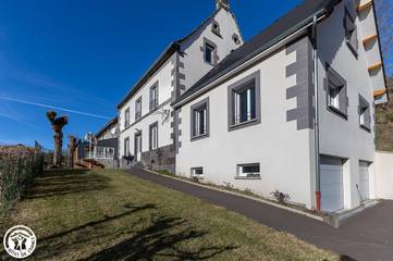 Gîte pour 8 personnes, avec jardin, animaux acceptés à Murat-le-Quaire