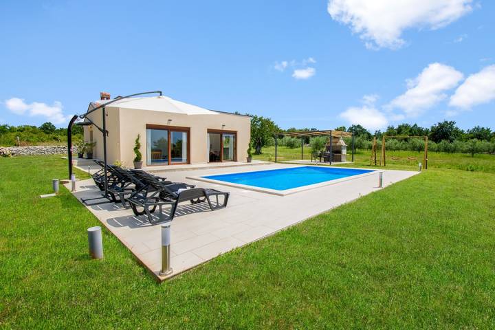 Villa für 5 Personen, mit Garten und Pool sowie Terrasse - 1