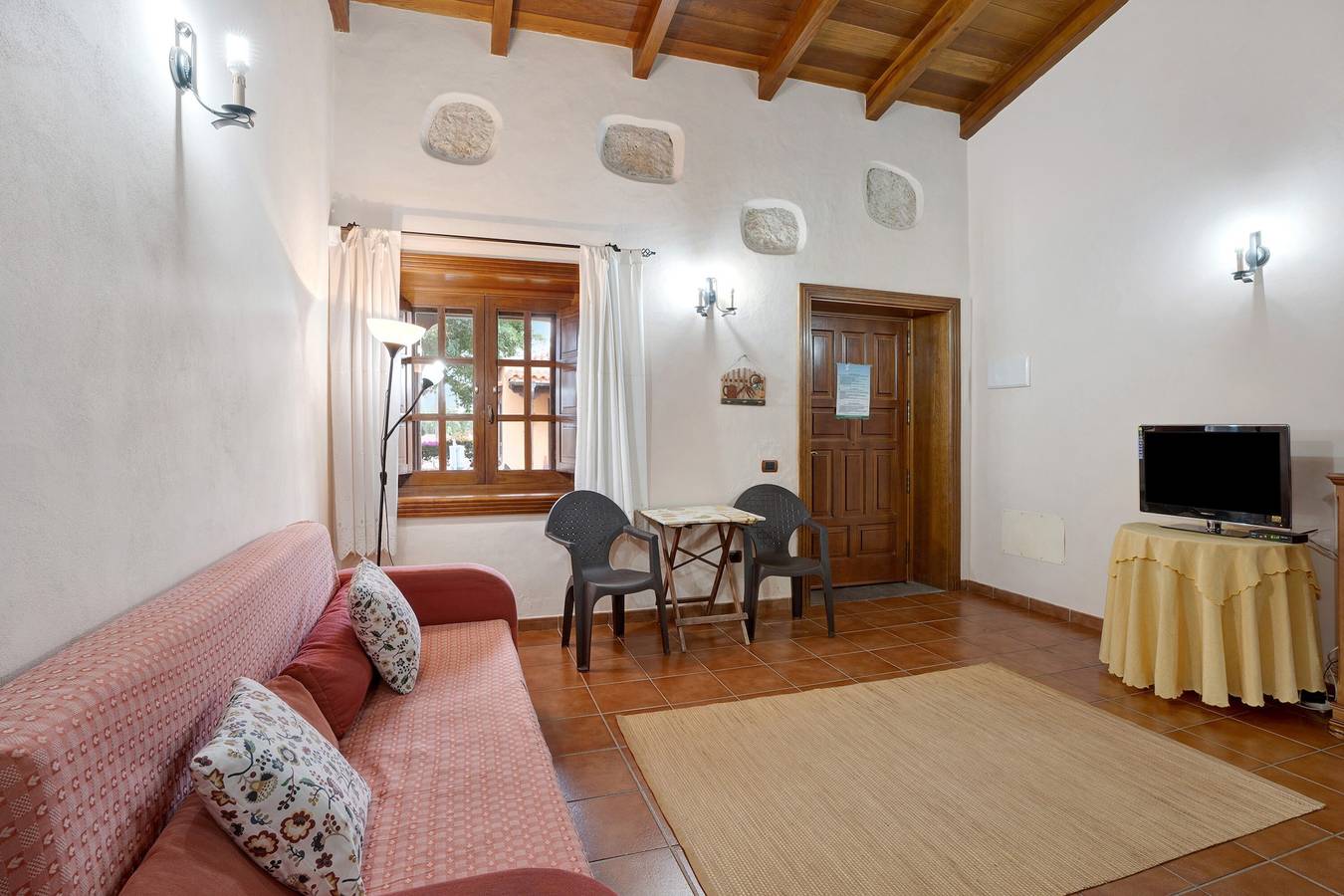 Entire apartment, Vacation Apartment 'Finca La Bonita Ap M1' with Shared Pool, Shared Terrace and Wi-Fi in Arona, South Tenerife