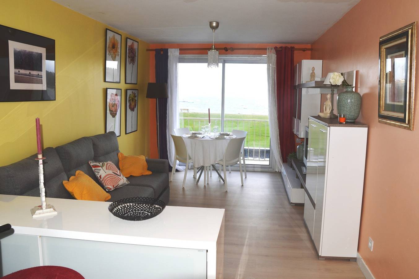 Appartement entier, Appartement « Vue Mer Panoramique » avec vue sur mer, balcon et Wi-Fi in Le Cabellou, Concarneau