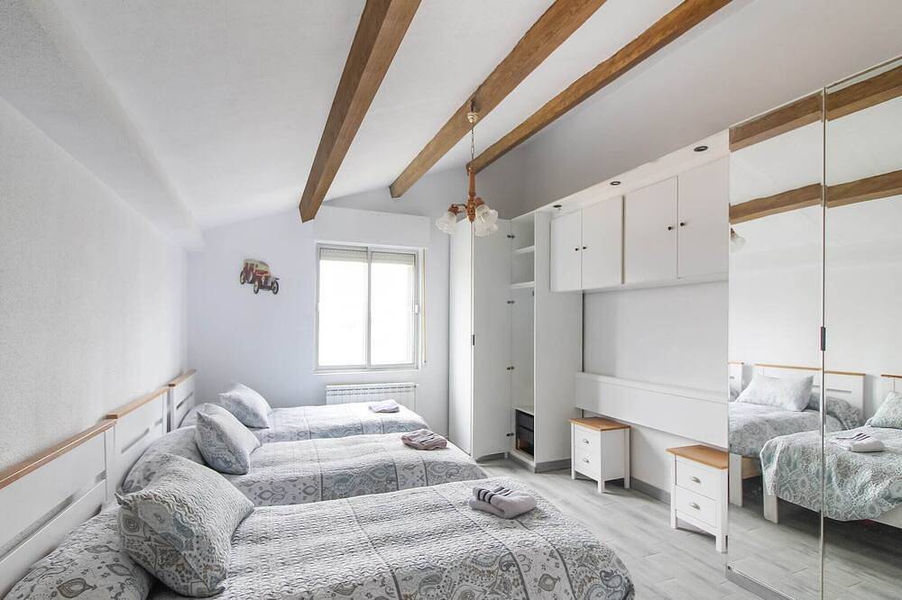 Villa in Villamuriel with Pool and Barbecue in Villamuriel de Cerrato, Palencia Province