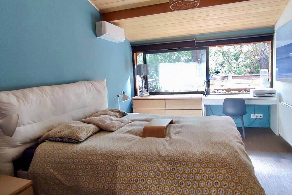 Wooden family house by the water, marina in Lac de Lacanau, Lacanau