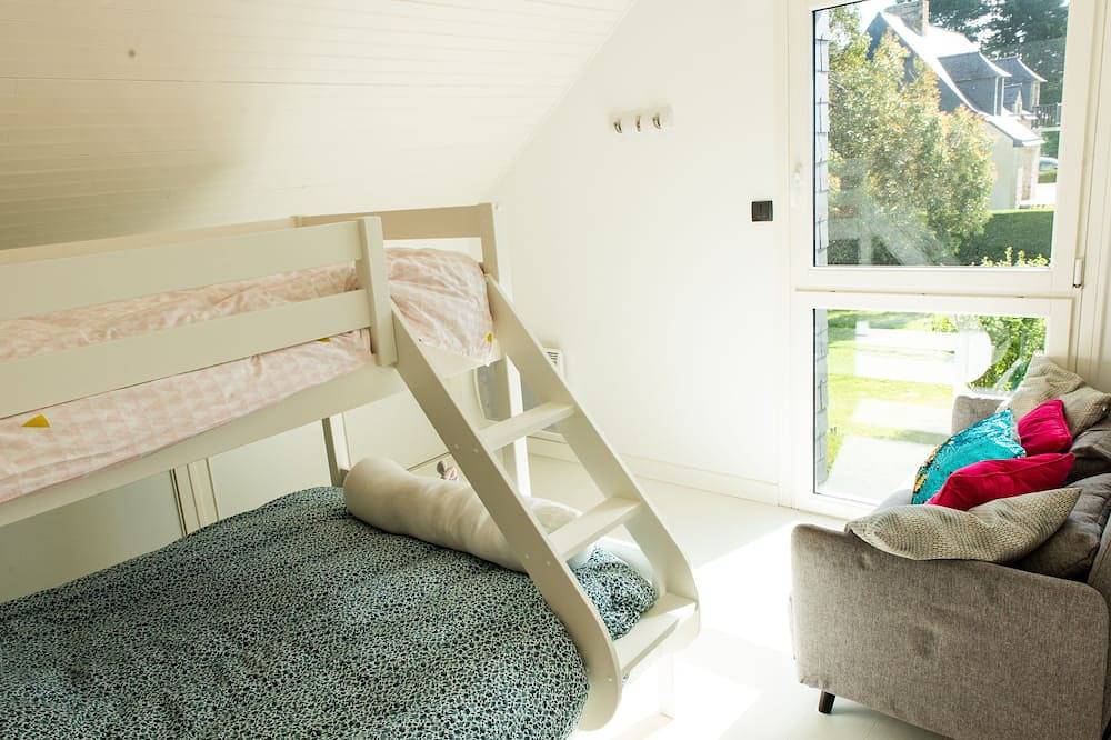 Maison vue mer à 80m de la plage avec piscine chauffée et sécurisée in Le Tour-du-Parc, Côte des Mégalithes