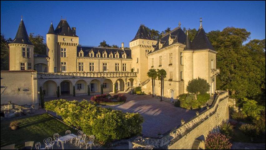 Location de vacances pour 3 personnes, avec Terrasse et Jardin ainsi que Piscine et Vue à La Rivière