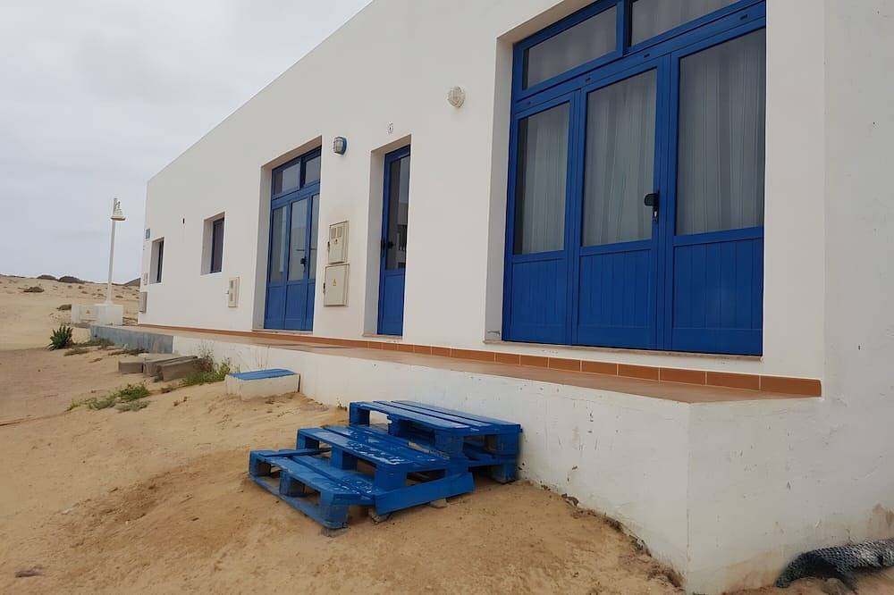 Vacation Home 'Azul' with Sea View, Private Terrace and Wi-Fi in La Graciosa, Parque Natural Archipiélago Chinijo