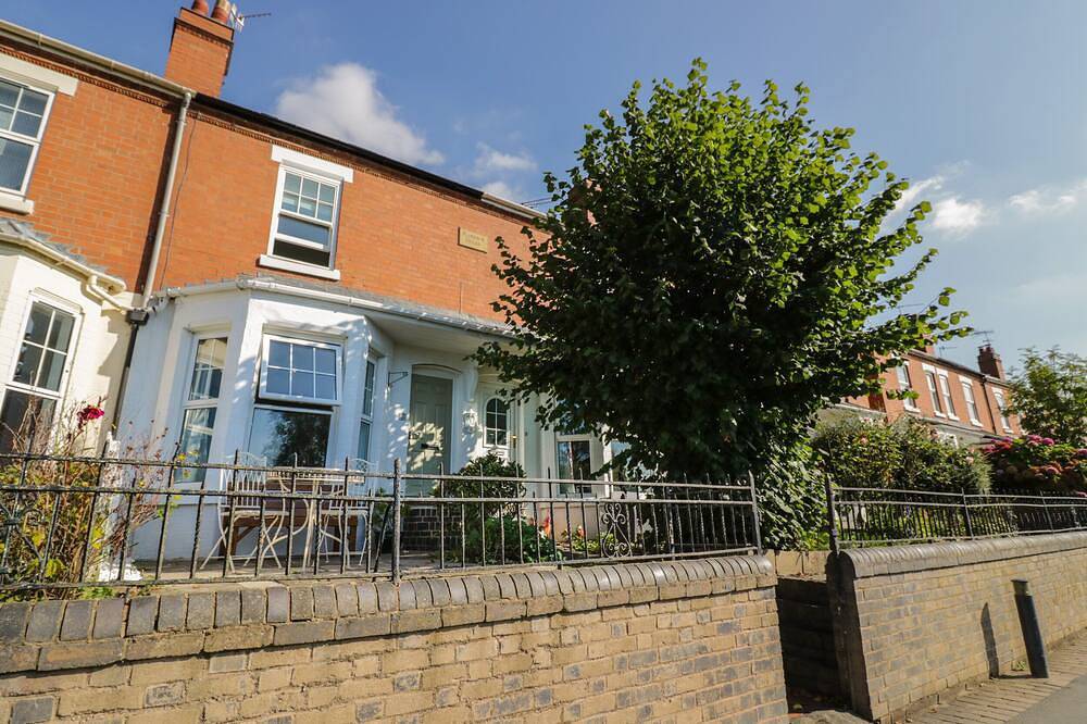 Florence Villas, pet friendly, character holiday cottage in Worcester in Worcester, Worcestershire