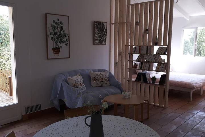 Location de vacances pour 2 personnes, avec terrasse ainsi que jardin et jacuzzi à Junas - 2