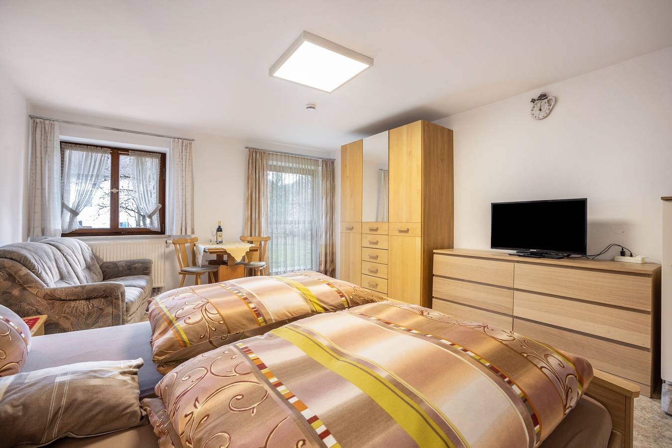 Ganze Wohnung, Ferienwohnung 'Herrehänsle' mit Privatterrasse, Gemeinschaftsgarten und Wi-Fi in Neuschwanstein, Schwangau