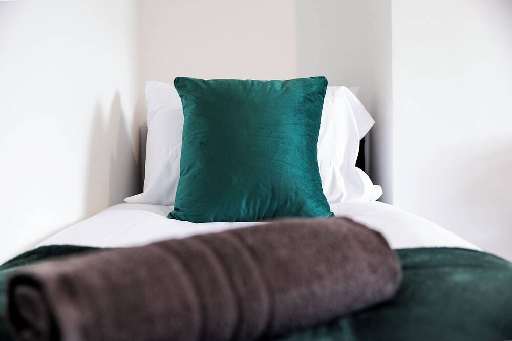 Large Home, Ideal for Contractors, Sleeps 7! in Stoke-on-Trent, Midlands