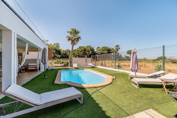 Villa 'Vila Exclusiva Na Praia De Tróia' mit Meerblick, Wi-Fi und Klimaanlage in Carvalhal, Costa Alentejana