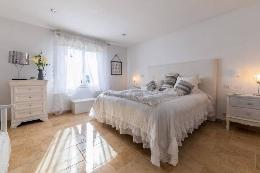 Terraza, villa con piscina con vistas a las colinas y piscina privada. in Terrasson-Lavilledieu, Périgord Noir