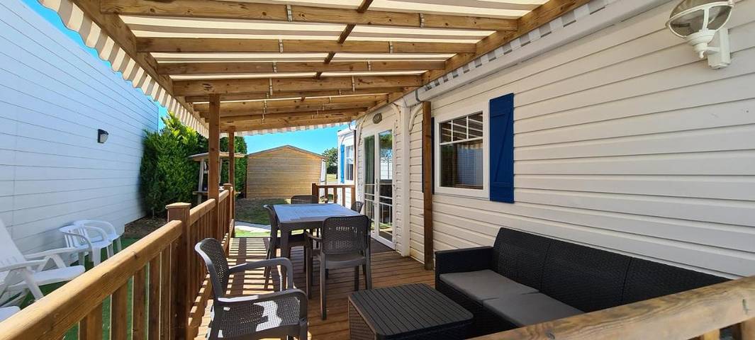 Chalet pour 4 personnes, avec terrasse ainsi que jardin et piscine