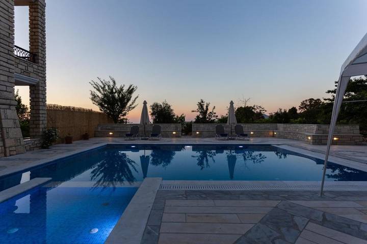 Villa per 12 persone, con giardino e piscina nonché piscina per bambini, con animali domestici - 1