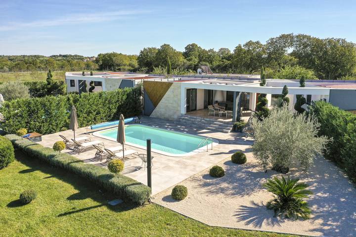 Villa pour 6 personnes, avec terrasse ainsi que jardin et piscine à Nin - 4