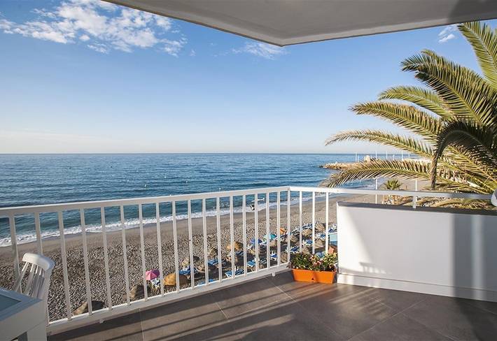 Entire apartment, Apartment on the Beach with Sea Views, Balcony, Shared Pool & Wifi in Playa de la Torrecilla, Nerja