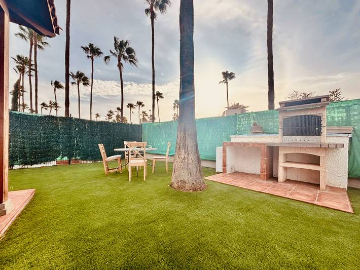 Apartamento para 4 personas, con piscina para niños además de terraza y jardín en Campo Internacional