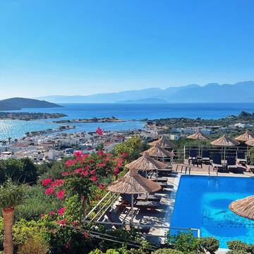 Cottage pour 2 personnes, avec vue ainsi que piscine et jardin dans Elounda
