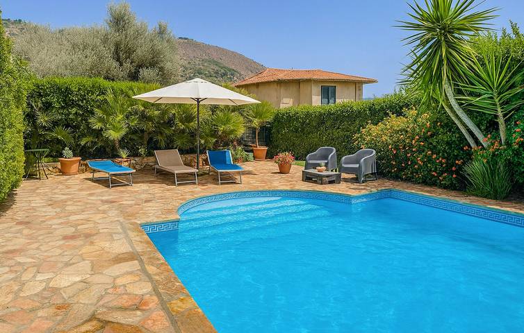 Ferienhaus für 7 Personen, mit Terrasse und Garten sowie Pool