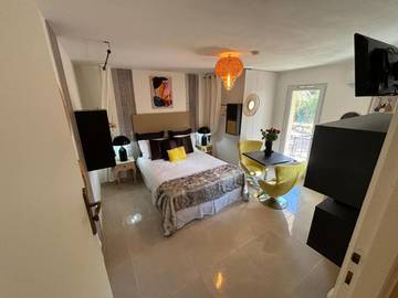 Gîte pour 4 personnes, avec terrasse et jacuzzi ainsi que jardin et piscine, animaux acceptés dans Plage Camp Long