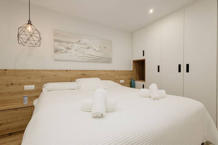 Ganze Wohnung, Modernes und luxuriöses Ferienhaus mit privatem Garten, Pool und Meerblick in Elviria, Marbella in Urbanizacion Las Jacarandas, Ojén