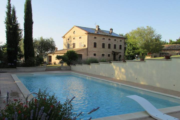 Agriturismo per 10 persone, con giardino e piscina in Provincia di Macerata