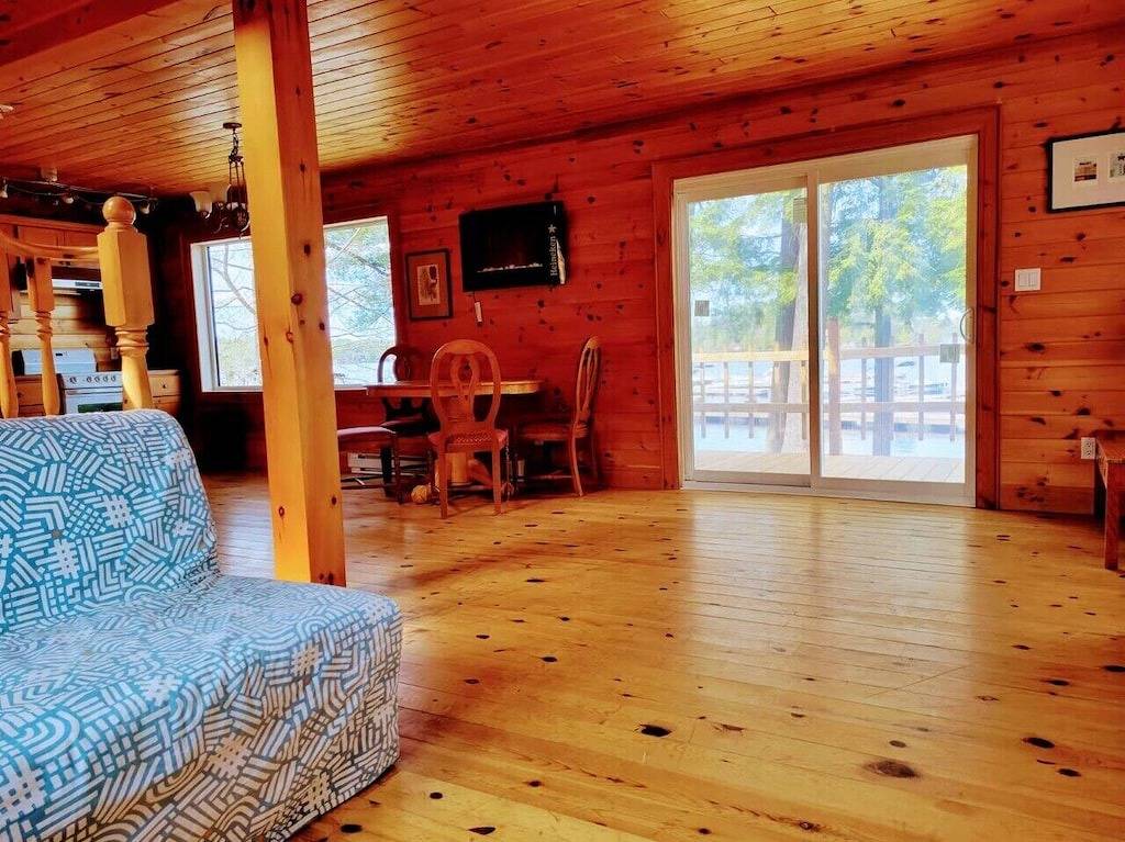 Lakefront Muskoka Beautiful Cottage in Muskoka