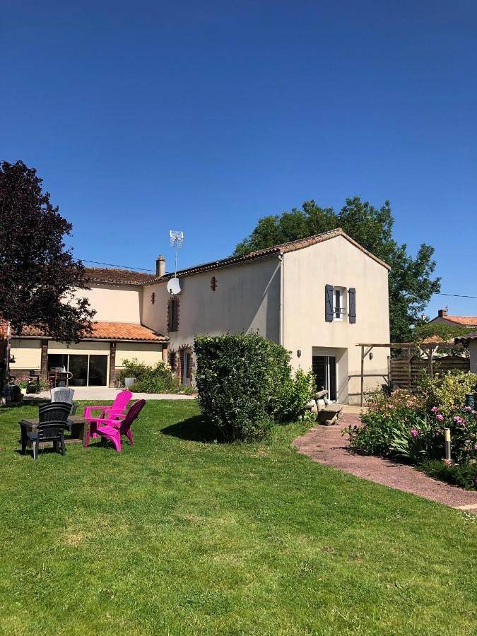 Maison d’hôte pour 4 personnes, avec terrasse et piscine ainsi que vue et jardin à Les Herbiers - 2