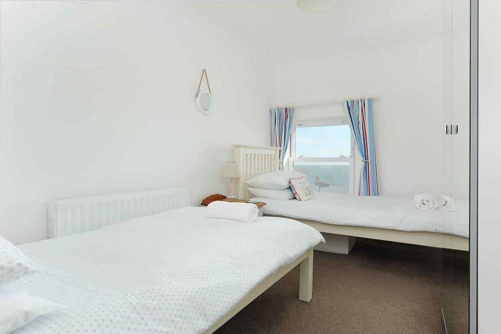 Viking View - sleeps 4 guests  in 2 bedrooms in Botany Bay, Kent