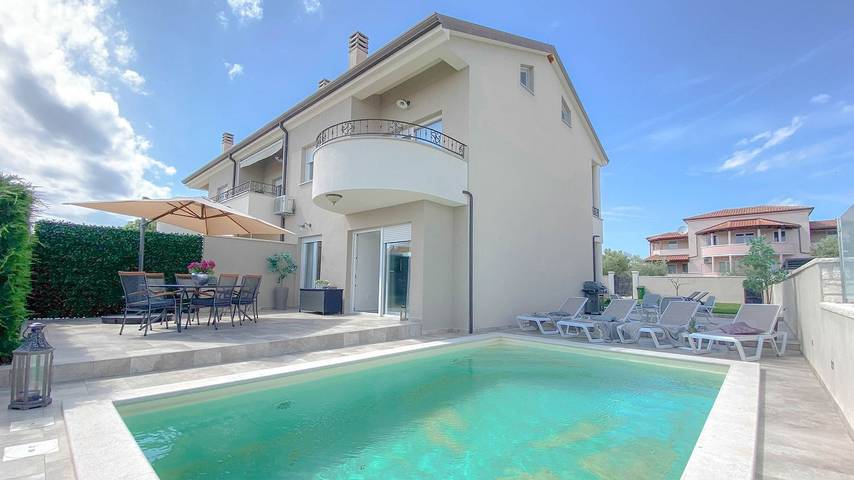 Ferienhaus für 6 Personen, mit Terrasse und Garten sowie Pool