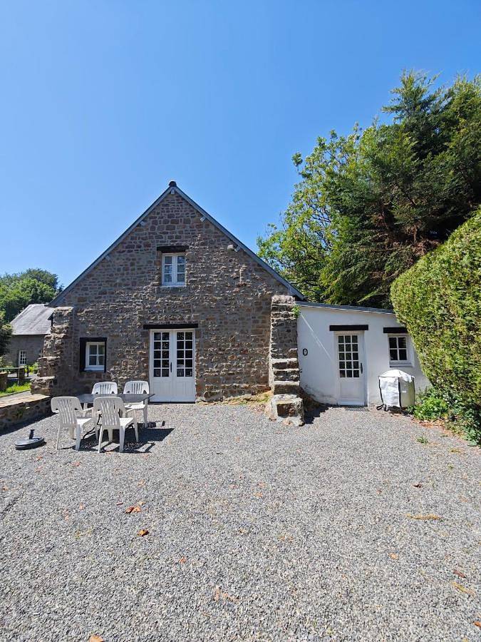 Location de vacances pour 2 personnes, avec vue et jardin à Champcervon - 3