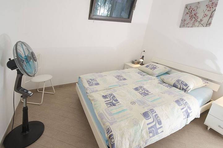 Ganze Wohnung, FeWo Farfalla mit Klima, Pool und Parkplatz mit Ladestation 22 kw, 250 Meter See in Maderno, Toscolano-Maderno