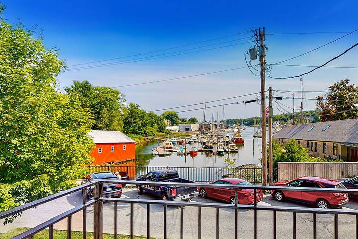 Vacation rental for 8 people, with terrace and yard, with pets in Camden (ME)