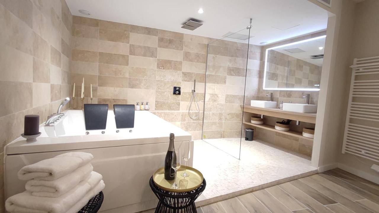 Appartement entier, Instant Plaisirs - T2 60m2 avec Terrasse et Balnéo privative in Roquefort-la-Bédoule, Région de Marseille