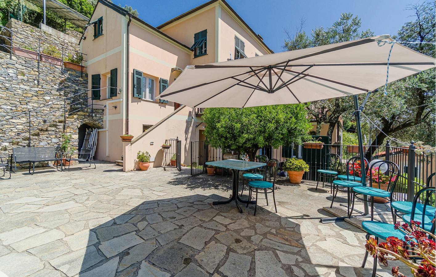 Ganze Ferienwohnung, Apartment am Strand mit Pool und AC, 2 km vom Strand entfernt in Recco, Ligurische Küste