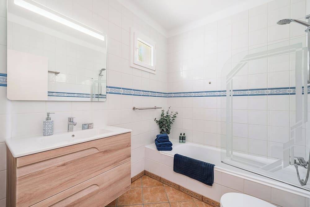 Ganze Wohnung, Neu, Wohnung mit Blick auf den Strand, mit Ac und Wifi, 5 Minuten von der Innenstadt entfernt in Cala d'Or, Santanyí