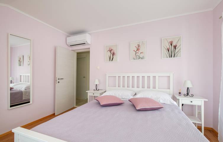 Stilvolle Wohnung mit Pool, Terrasse und Parkplatz in Čvrljevo, Dalmatinisches Zagora