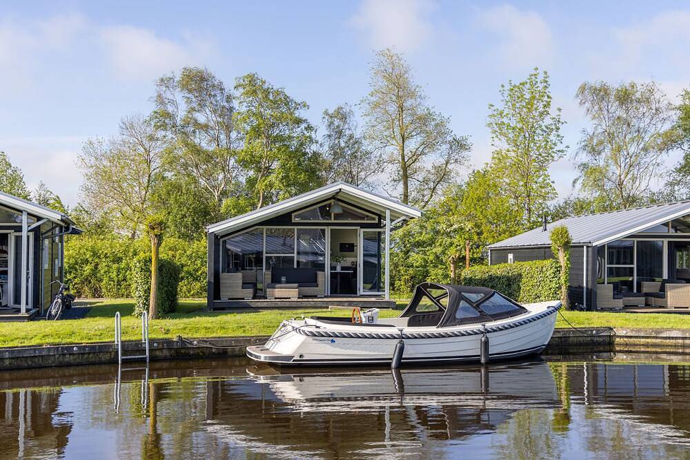 Modernes Chalet in der Nähe des Sneeker Sees in Friesland