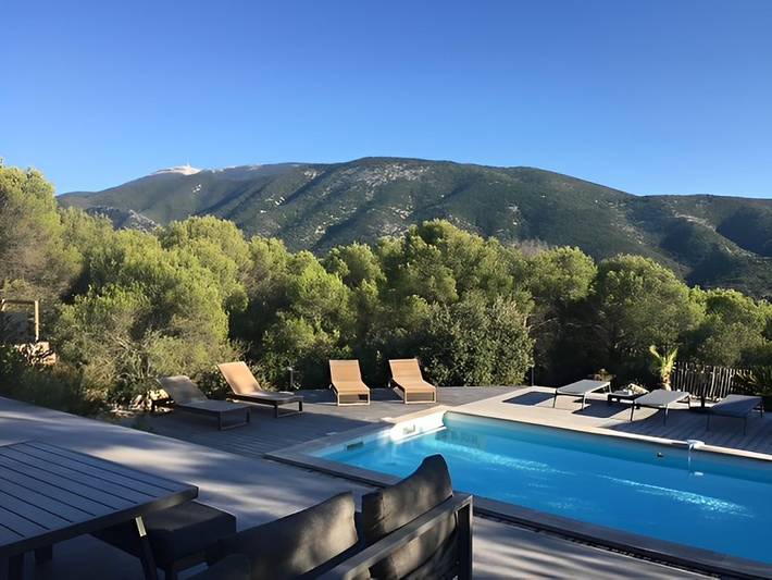 Gîte pour 10 personnes, avec terrasse ainsi que piscine et jardin