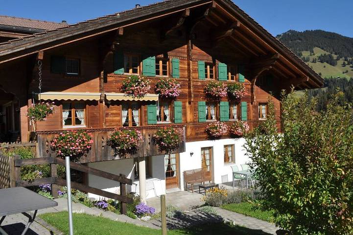 Hütte für 4 Personen, mit Balkon in Gstaad